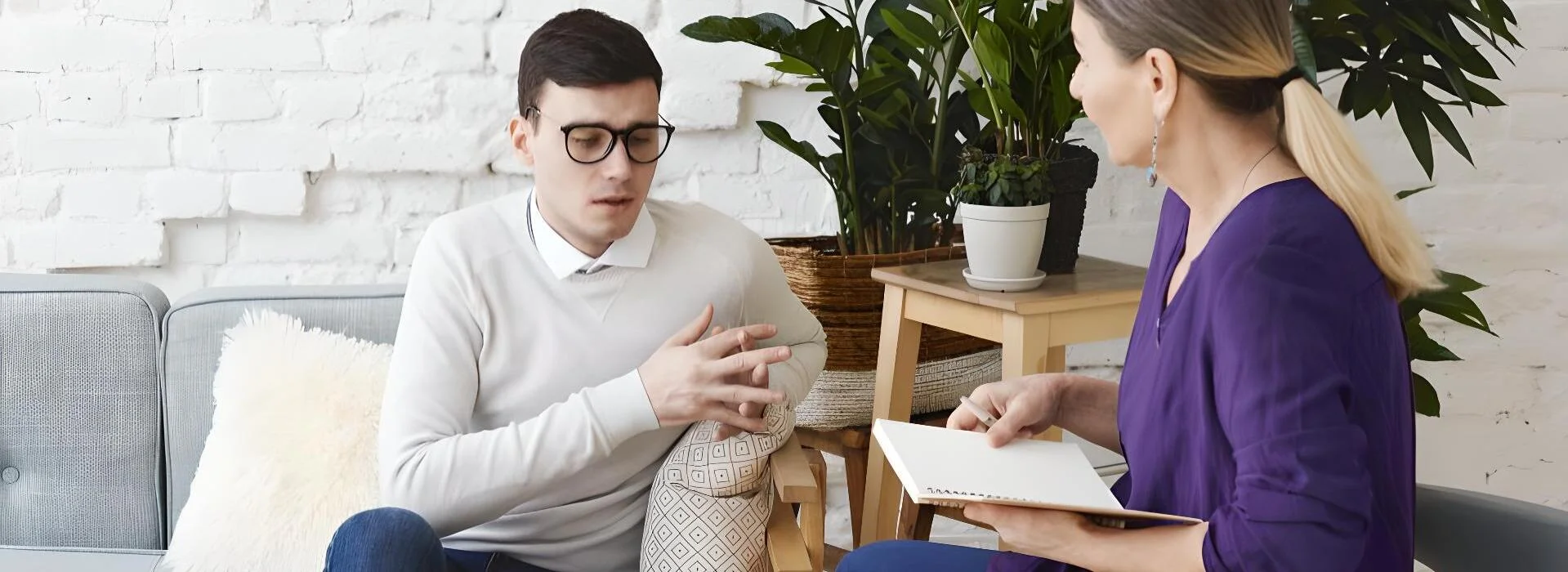 joven con gafas hablando problemas sesion terapia