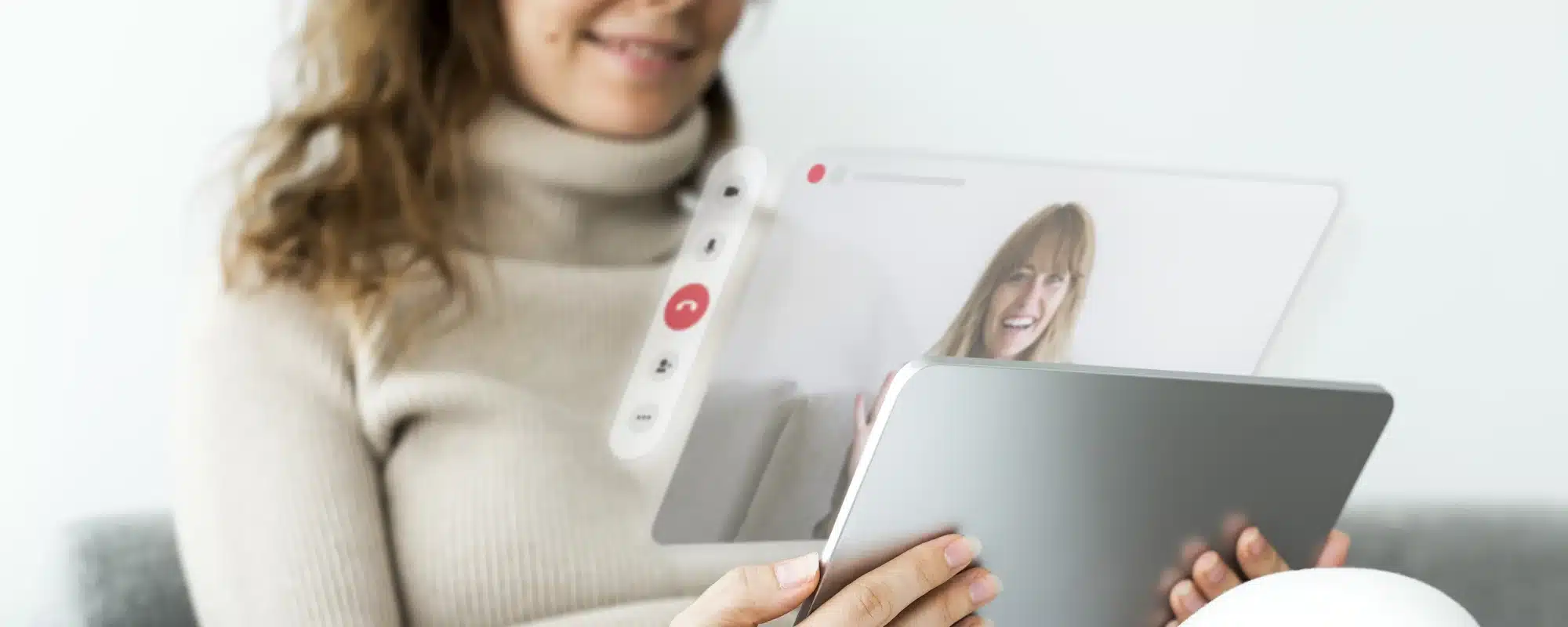 mujer usando tableta videollamada